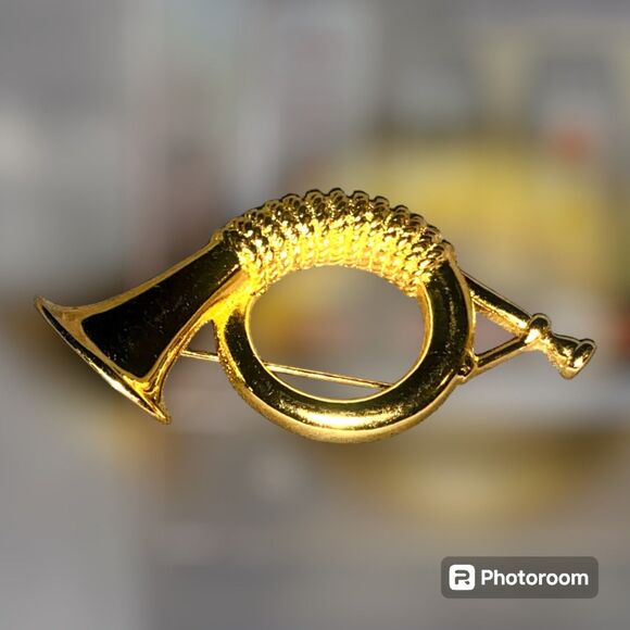 Burberry Elegant Horn Brooch - Picture 4 of 11